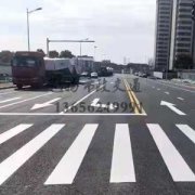 什么原因公路上的道路划线一般都带有反光膜？